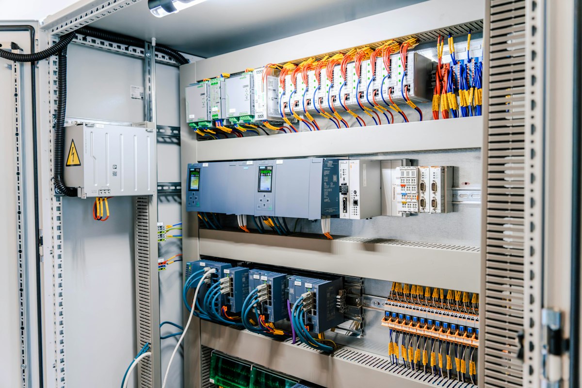 Armoire de commande ouverte avec automate, disjoncteurs et borniers