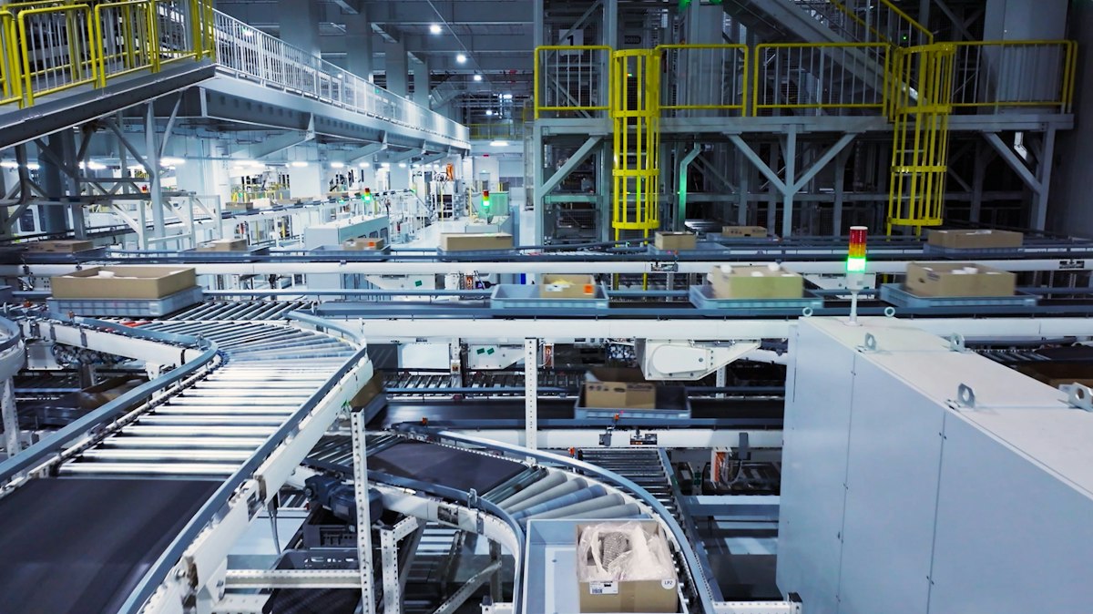 Ligne de convoyeurs à rouleaux dans un atelier de production