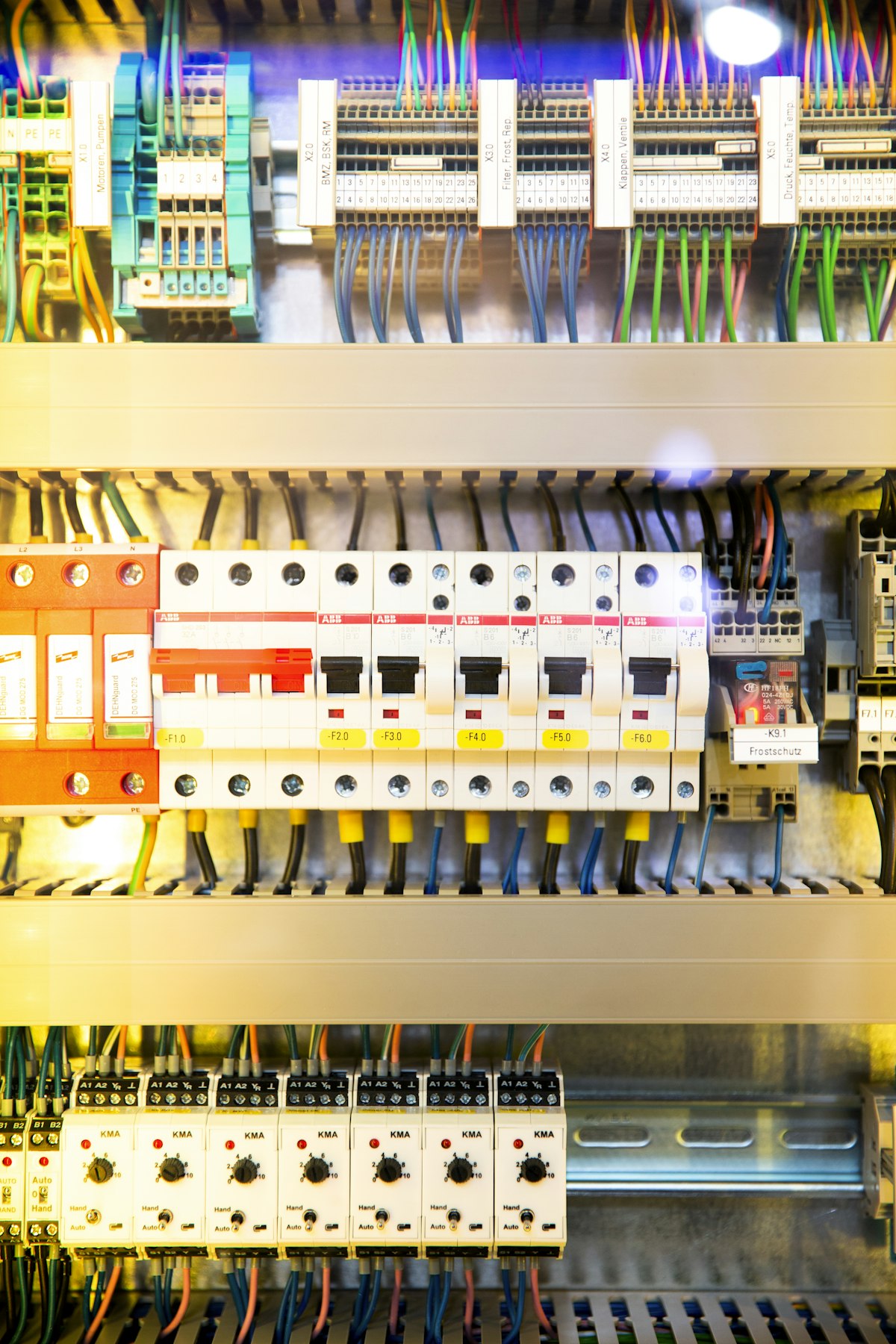 Rangée de disjoncteurs et de borniers dans un tableau électrique