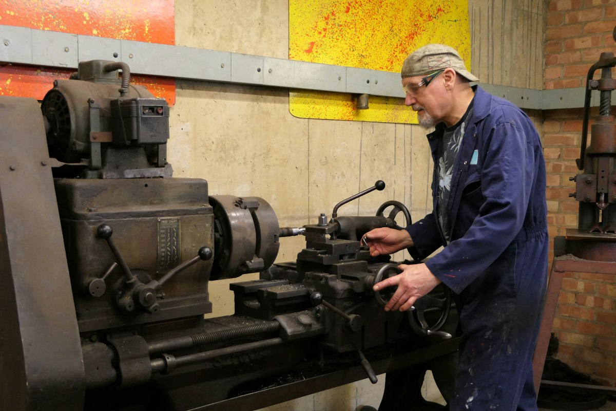 Technicien réglant un tour conventionnel en atelier
